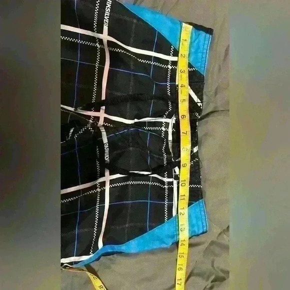 Boys Quicksilver shorts size 26 which works out to a small  black and blue - Picture 4 of 5